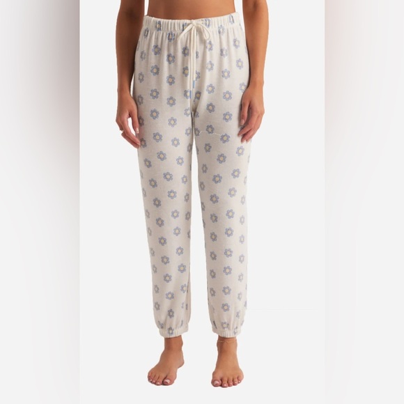 Z Supply | ‘ My Bed is My Happy Place’ Lounge Pajama Set - Picture 4 of 14